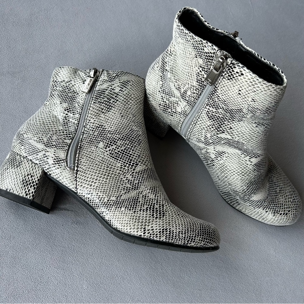 Kenneth Cole Reaction ~ Snake Print Block Heel Boots ~ Women’s Size 8